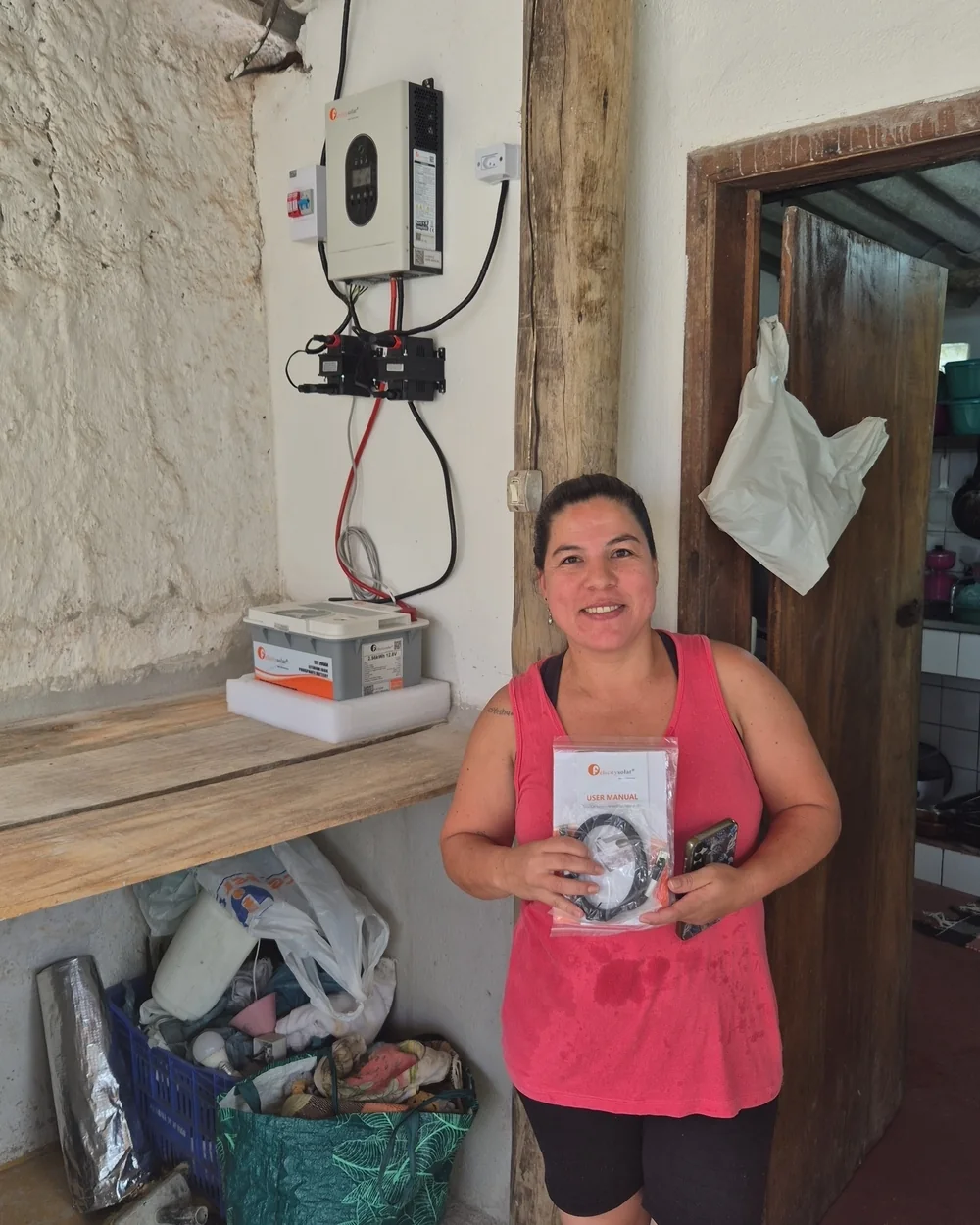 Moradora com sistema de segurança energética